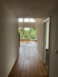 Exklusive "Penthouse" Wohnung mit großer Glasfront, Parkett und Balkon - Flur zum Wohnzimmer