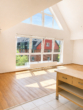 Bild - Exklusive Penthouse Wohnung mit großer Glasfront, Parkett und Balkon